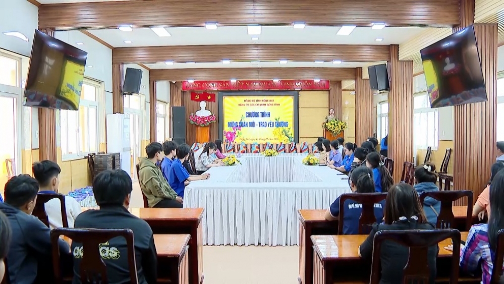 Đảng ủy các cơ quan Đảng tỉnh chung tay chăm lo Tết cho người lao động khó khăn