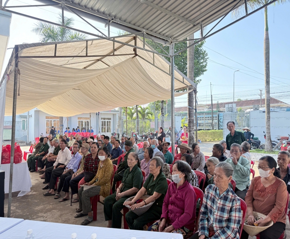 CHƯƠNG TRÌNH KHÁM BỆNH, PHÁT THUỐC VÀ TẶNG QUÀ CHO 200 GIA ĐÌNH CHÍNH SÁCH VÀ NGƯỜI DÂN CÓ HOÀN CẢNH KHÓ KHĂN TẠI XÃ XUÂN PHÚ, TỈNH ĐỒNG NAI