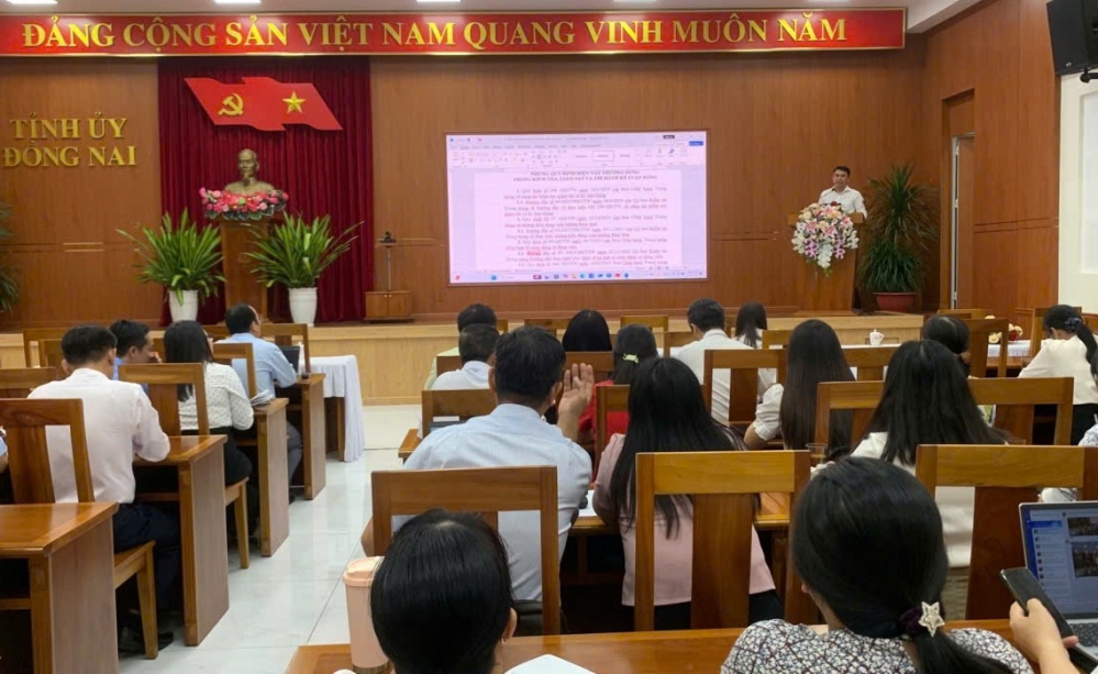 Đ/c Phạm Xuân Lân, Ủy viên Ban Chấp hành Đảng bộ các cơ quan Đảng tỉnh, Phó Chủ nhiệm Ủy ban Kiểm tra Đảng ủy triển khai, hướng dẫn tại Hội nghị