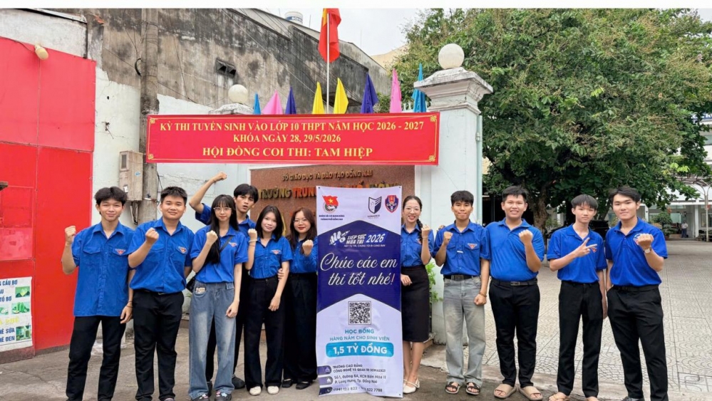 MÀU ÁO XANH ĐOÀN CÁC CƠ QUAN ĐẢNG THÀNH PHỐ “TIẾP SỨC MÙA THI” ĐỒNG HÀNH CÙNG SĨ TỬ TRONG KỲ THI TUYỂN SINH VÀO LỚP 10 THPT NĂM HỌC 2026 - 2027
