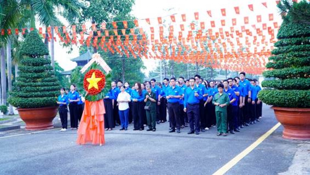 ĐOÀN CÁC CƠ QUAN ĐẢNG THÀNH PHỐ TỔ CHỨC LỄ VIẾNG, DÂNG HƯƠNG VÀ DÂNG HOA TƯỞNG NIỆM CÁC ANH HÙNG LIỆT SĨ KỶ NIỆM 79 NĂM NGÀY THƯƠNG BINH – LIỆT SĨ (27/7/1947 – 27/7/2026)