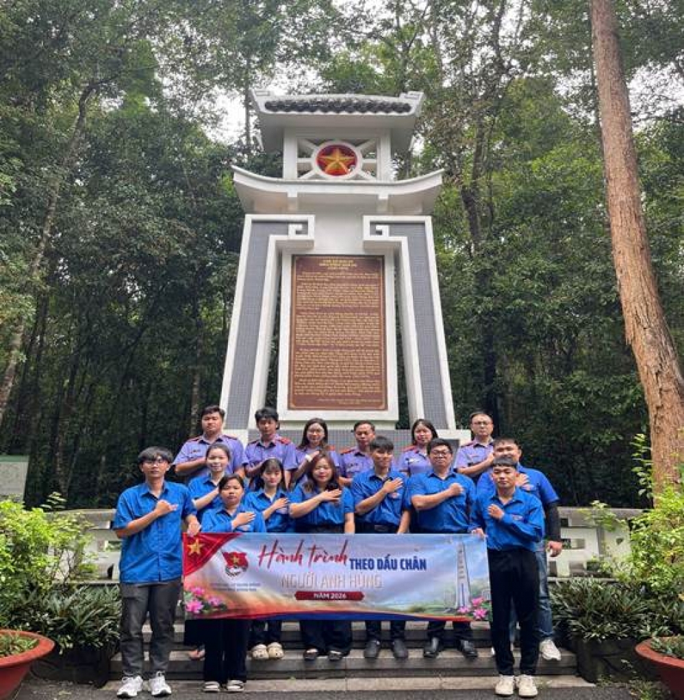 ĐOÀN CÁC CƠ QUAN ĐẢNG THÀNH PHỐ TỔ CHỨC CHƯƠNG TRÌNH VỀ NGUỒN TẠI KHU DI TÍCH LỊCH SỬ CHIẾN KHU D – “ƯƠM MẦM HẠT GIỐNG ĐỎ” TRONG ĐOÀN VIÊN, THANH NIÊN