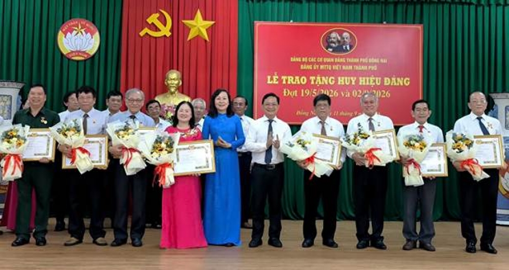 18 đảng viên Đảng bộ Mặt trận Tổ quốc Việt Nam thành phố Đồng Nai vinh dự nhận Huy hiệu Đảng