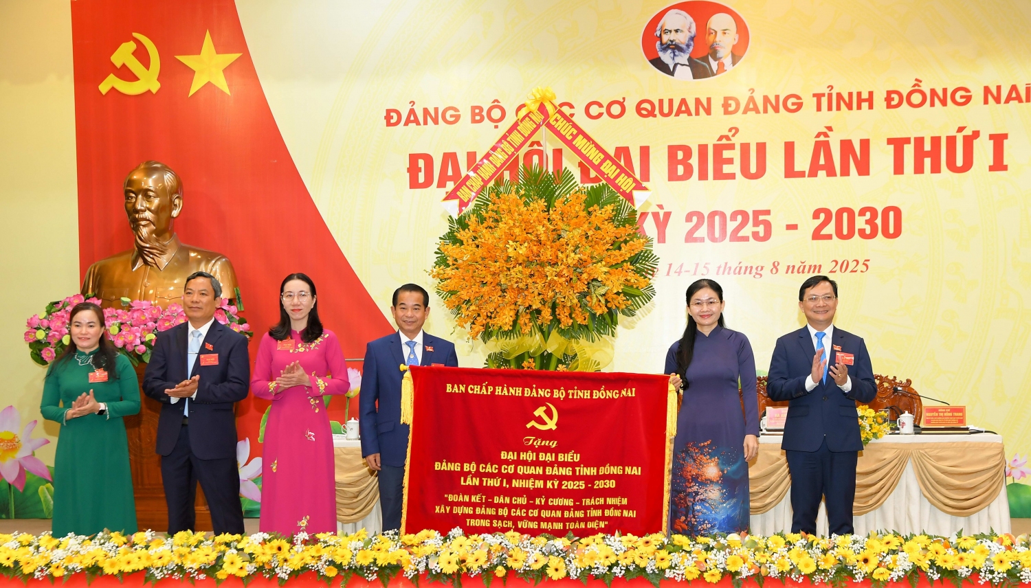 Đồng chí Tôn Ngọc Hạnh, Ủy viên dự khuyết Trung ương Đảng (nay là Ủy viên Trung ương Đảng), Phó Bí thư Thường trực Tỉnh ủy tặng bức trướng Đại hội đại biểu Đảng bộ các cơ quan Đảng tỉnh lần thứ I, nhiệm kỳ 2025-2030