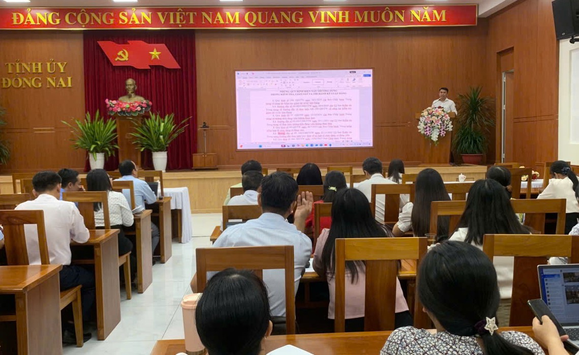 Đ/c Phạm Xuân Lân, Ủy viên Ban Chấp hành Đảng bộ các cơ quan Đảng tỉnh, Phó Chủ nhiệm Ủy ban Kiểm tra Đảng ủy triển khai, hướng dẫn tại Hội nghị