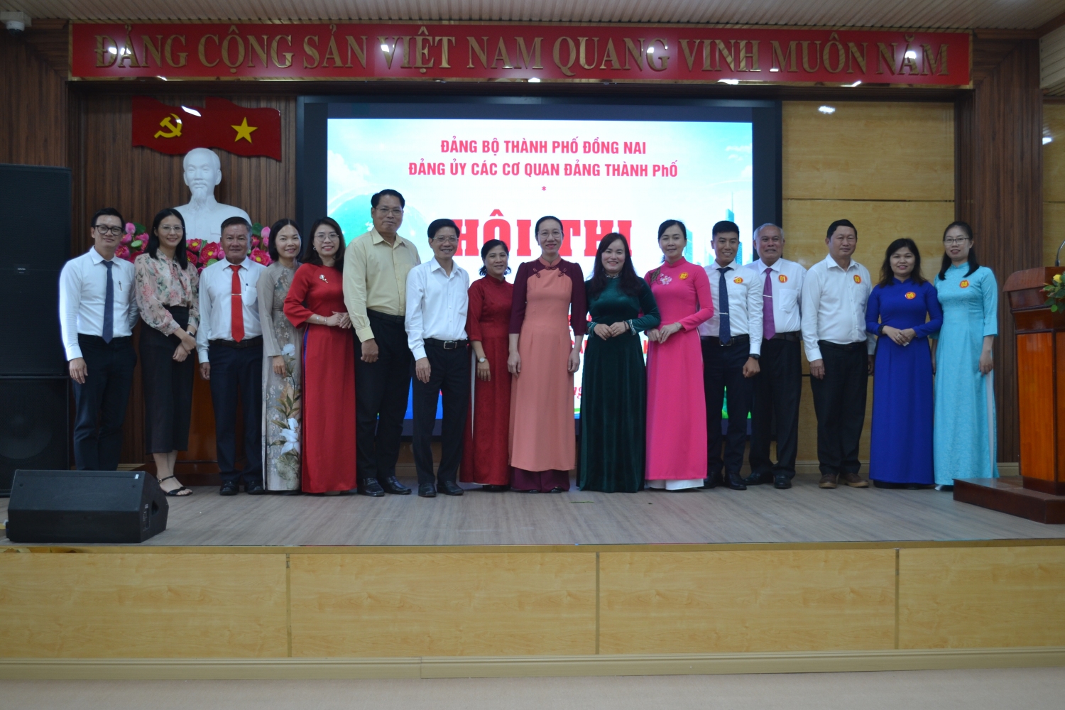 Đồng chí Nguyễn Thị Thu Vân, Thành ủy viên, Phó Bí thư Đảng ủy các cơ quan Đảng thành phố cùng các đồng chí lãnh đạo chụp hình lưu niệm cùng các thí sinh đạt thành tích cao tại Hội thi Báo cáo viên, Tuyên truyền viên giỏi năm 2026.